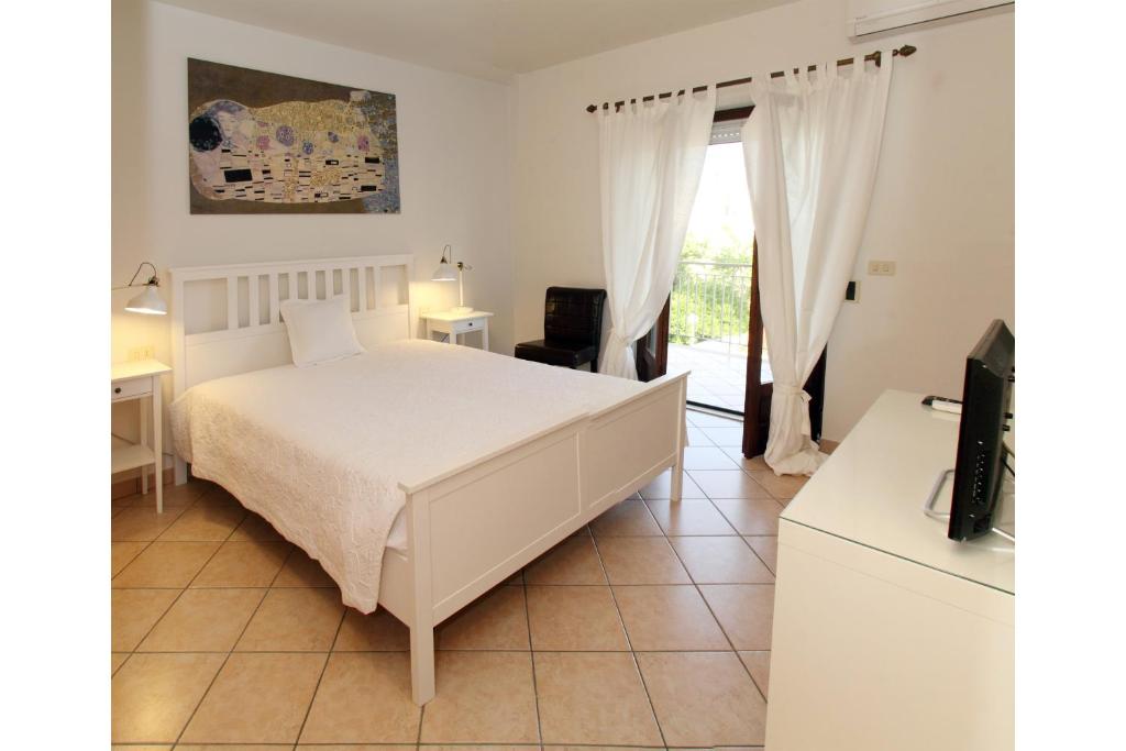 Superior room with double bed and private terrace — Villa Maria Pia